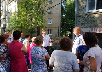 Вадим Ойкин и Олег Комаров помогли благоустроить двор в Ленинском районе